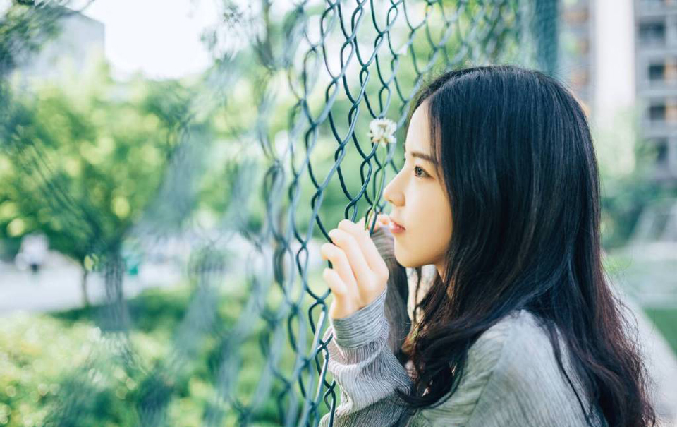 “主公有令，前益州牧刘璋，虽然在任期间，尸位素餐，滋生民怨，但念其乃汉室宗亲，削去其益州牧之职，保留其爵位，令到之日，随骠骑卫返回洛阳，出任尚书令一职，另，前益州守将张任忠肝义胆，忠勇有加，擢升为荡寇将军，领益州兵马，辅佐少主，保卫益州。”说完，雄阔海从一名骠骑卫手中接过一枚将印，扭头看向众人：“谁是张任，上前接印！”